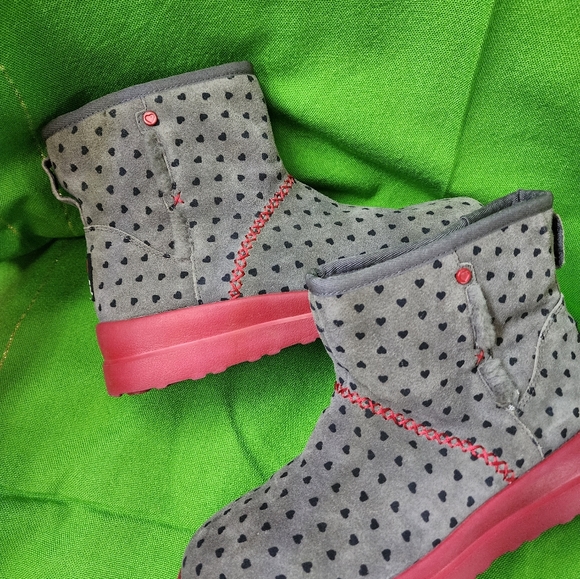 🌷UGG Short Women's Gray/Red Heart Boots Size 8 - Picture 6 of 15